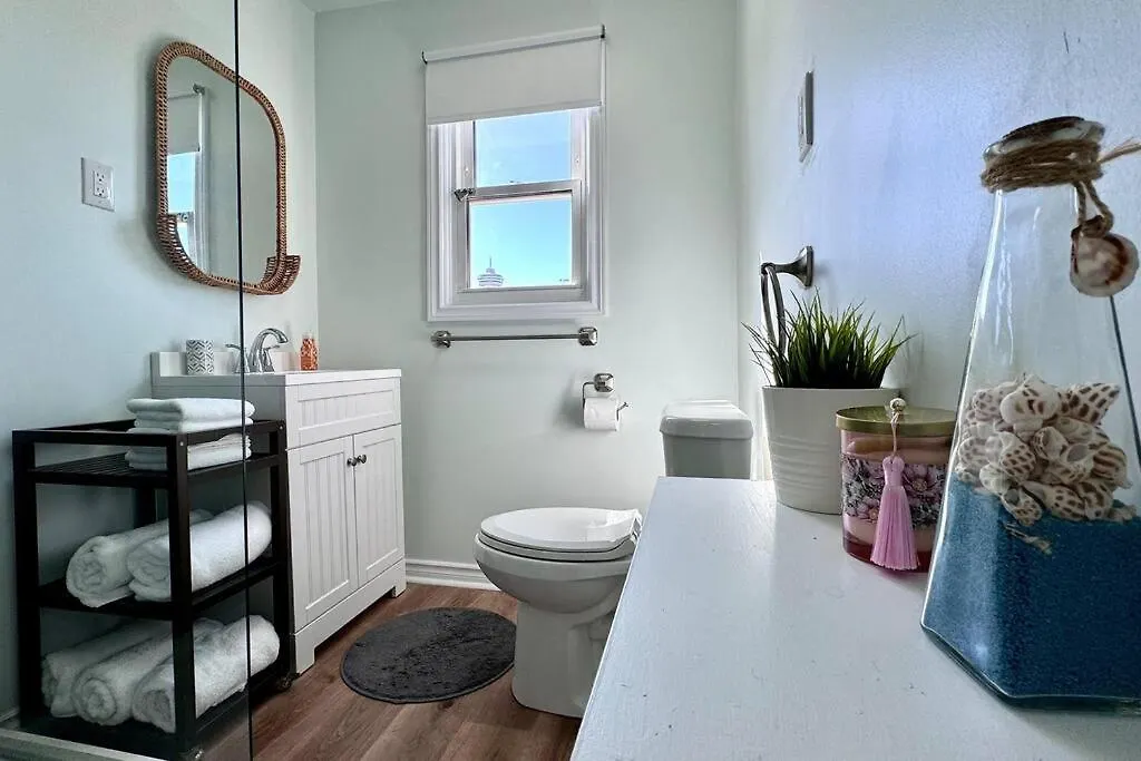 Near The Falls Two Bedroom - 5 Min Walk To Clifton Niagara Falls 0*,  Canadá
